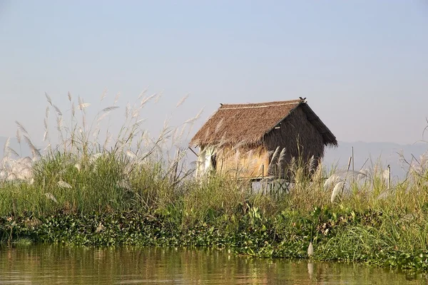 Traditional hut on the Inle Lake — Stock Photo, Image