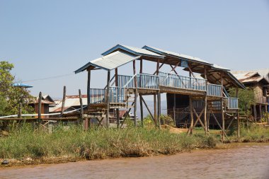 Inle Gölü üzerinde geleneksel tekne