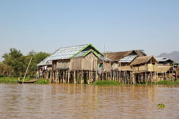 Villaggio con tradizionali case a palafitte in legno sul lago Inle Myanmar — Foto Stock