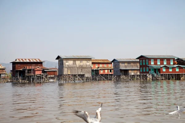 Villaggio con tradizionali case a palafitte in legno sul lago Inle Myanmar — Foto Stock