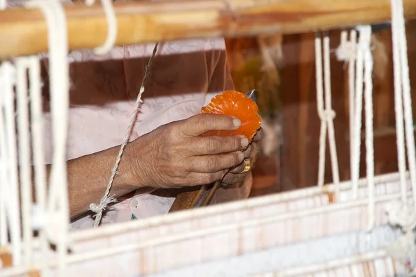 Vävning på hand vävstolen på sjön Inle Myanmar — Stockfoto