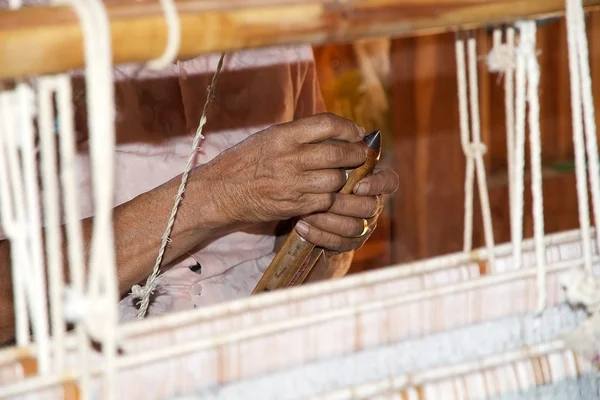 Weven op de hand weefgetouw op de Myanmar Inle Lake — Stockfoto