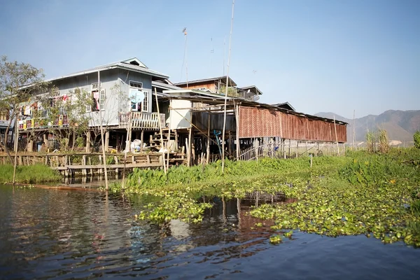 Maisons d'échasses traditionnelles en bois sur le lac Inle Myanmar — Photo