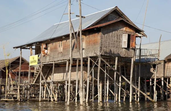 Tradizionali case a palafitte in legno sul lago Inle Myanmar — Foto Stock