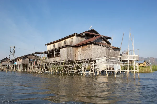 Casas de palafitas de madeira tradicionais no Lago Inle Myanmar — Fotografia de Stock