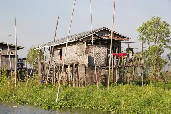 Tradizionali case a palafitte in legno sul lago Inle Myanmar — Foto Stock