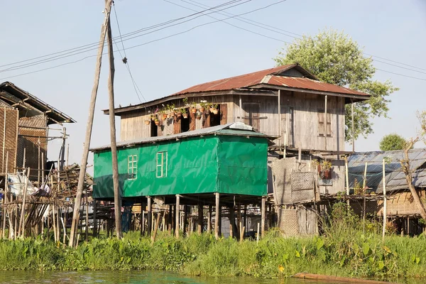 Tradizionali case a palafitte in legno sul lago Inle Myanmar — Foto Stock