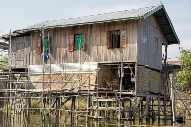 Geleneksel ahşap Tepedeki eve Gölü Inle Myanmar üzerinde