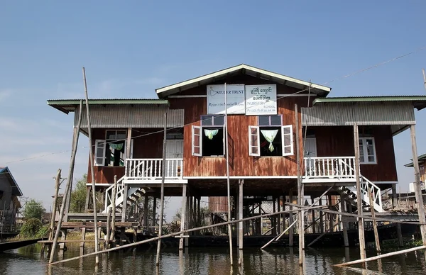 Escola tradicional de palafitas de madeira no Lago Inle Myanmar — Fotografia de Stock