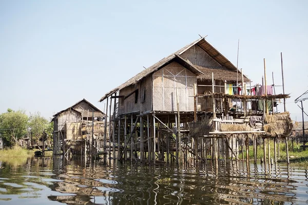 Tradizionali case a palafitte in legno sul lago Inle Myanmar — Foto Stock