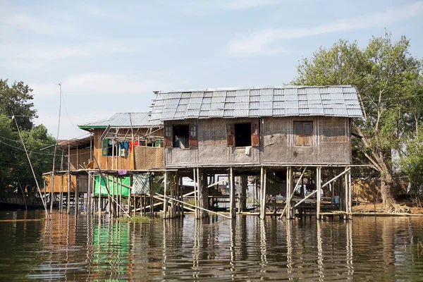 Tradizionali case a palafitte in legno sul lago Inle Myanmar — Foto Stock