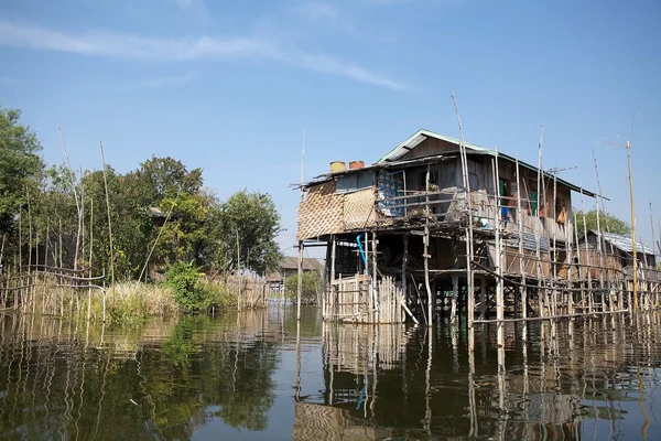 Casas tradicionales de zancos de madera en el lago Inle Myanmar — Foto de Stock