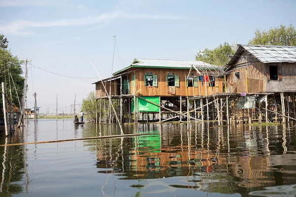Casas de palafitas de madeira tradicionais no Lago Inle Myanmar — Fotografia de Stock