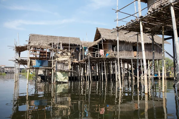 Tradizionali case a palafitte in legno sul lago Inle Myanmar — Foto Stock