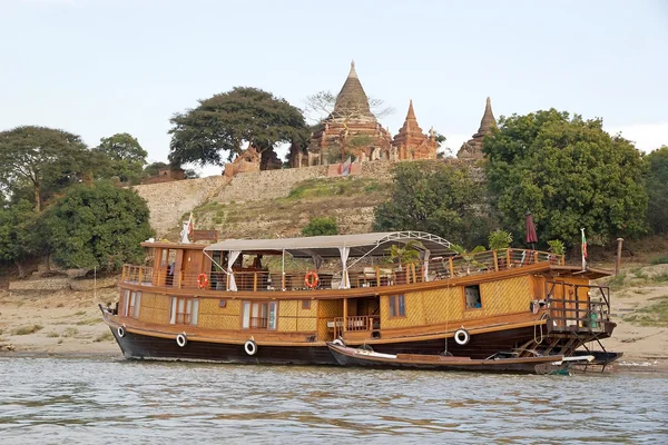 Kryssningsfartyg vid floden Irrawaddy i Bagan, Myanmar — Stockfoto