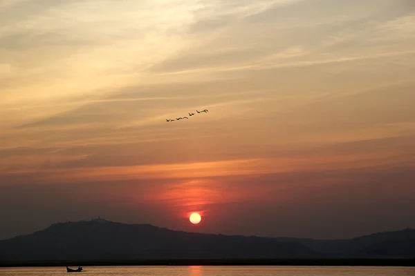 Zonsondergang op de Irrawaddy-rivier in Bagan, Myanmar — Stockfoto