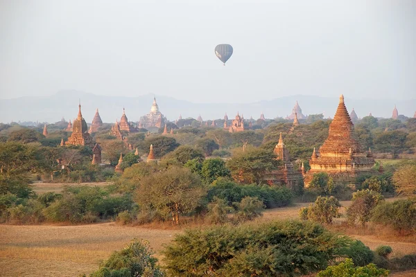 Hot air balloon over the ruins of Bagan, Myanmar — Stockfoto
