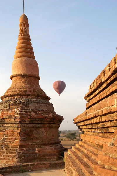 Hot air balloons over the ruins of Bagan, Myanmar — Stock Fotó