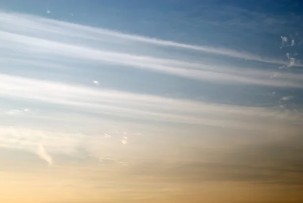 Ciel bleu avec nuages — Photo