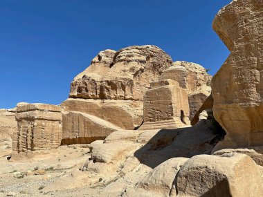 Ziyaretçi merkezinden Obelisk mezarlığına ve Ürdün 'ün güneyindeki antik şehir ve arkeolojik alan olan Petra' daki Bab el-Siq Triklinyumuna giden yol boyunca mezarlar. Rock-cut mimarisi ile ünlüdür.