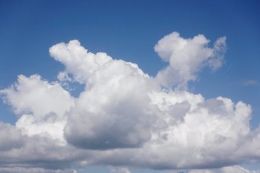 Mavi gökyüzündeki bulutlar