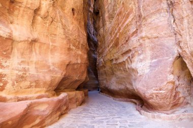 Petra 'daki Siq, Ürdün' ün güneyindeki antik şehir ve arkeolojik alan. Siq antik Nabatean şehrinin ana girişi. Petra rock-cut mimarisi ile ünlüdür.