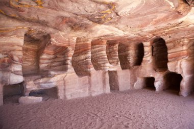 Güney Ürdün 'deki antik şehir ve arkeolojik alan olan Petra' daki yeraltı kraliyet mezarının içinde. Rock-cut mimarisi ile ünlüdür.