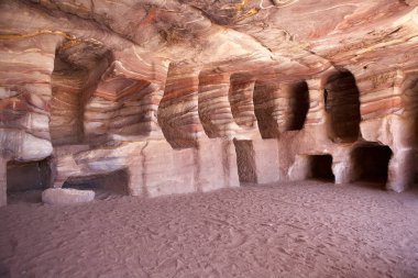 Güney Ürdün 'deki antik şehir ve arkeolojik alan olan Petra' daki yeraltı kraliyet mezarının içinde. Rock-cut mimarisi ile ünlüdür.