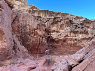 Wadi Rum, Ürdün 'de kaya oluşumu. Wadi Rum, Ürdün 'ün güneyinde, Akabe' nin yaklaşık 60 km doğusunda yer alan ve kumtaşı ve granit kayalara kesilen bir vadi.