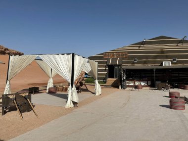 Ürdün Wadi Rum 'daki çöl kampında turistler için bir restoran. Wadi Rum, Ürdün 'ün güneyinde, Akabe' nin yaklaşık 60 km doğusunda yer alan ve kumtaşı ve granit kayalara kesilen bir vadi.
