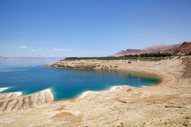 Ürdün 'den Ölü Deniz manzarası. Ölü Deniz, Ürdün, Batı Şeria ve İsrail 'in güneybatısında yer alan denize kıyısı olmayan bir tuz gölüdür. Ana kolu Ürdün Nehri 'dir.
