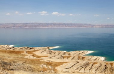 Ürdün 'den Ölü Deniz manzarası. Ölü Deniz, Ürdün, Batı Şeria ve İsrail 'in güneybatısında yer alan denize kıyısı olmayan bir tuz gölüdür. Ana kolu Ürdün Nehri 'dir.