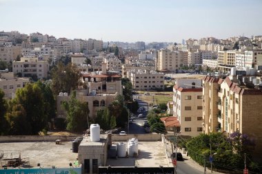 Ürdün 'ün batısındaki tuzlu şehir. Ürdün Vadisi 'ne yakın üç tepenin üzerine inşa edilmiş antik bir ticaret şehridir.