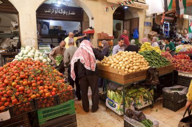 Ürdünlüler Ürdün 'ün batısındaki Salt City' deki markette. Ürdün Vadisi 'ne yakın üç tepenin üzerine inşa edilmiş antik bir ticaret şehridir.