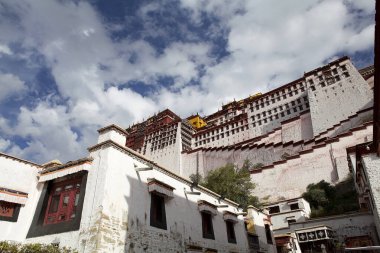Çin 'in Tibet Özerk Bölgesi' nin başkenti Lhasa 'daki bir müze kompleksi olan Potala Sarayı. Eskiden Dalai Lamas 'ın kış sarayıydı.