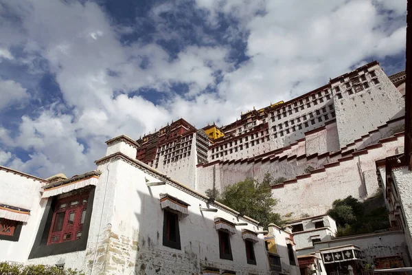 Çin 'in Tibet Özerk Bölgesi' nin başkenti Lhasa 'daki bir müze kompleksi olan Potala Sarayı. Eskiden Dalai Lamas 'ın kış sarayıydı.