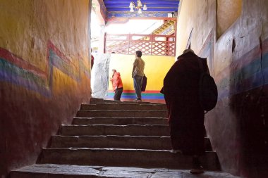 Çin 'in Tibet Özerk Bölgesi' nin başkenti Lhasa 'daki bir müze kompleksi olan Potala Sarayı' ndaki keşiş. Eskiden Dalai Lamas 'ın kış sarayıydı.