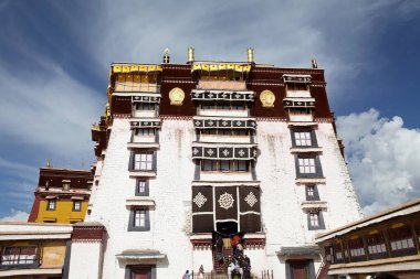 Çin 'in Tibet Özerk Bölgesi' nin başkenti Lhasa 'daki bir müze kompleksi olan Potala Sarayı. Eskiden Dalai Lamas 'ın kış sarayıydı.