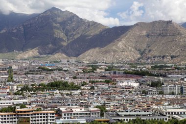 Lhasa şehir manzarası Potala Sarayı, Lhasa, Tibet, Çin 'den. Lhasa, Çin 'in Tibet Özerk Bölgesinin başkentidir..