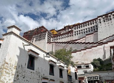 Çin 'in Tibet Özerk Bölgesi' nin başkenti Lhasa 'daki bir müze kompleksi olan Potala Sarayı. Eskiden Dalai Lamas 'ın kış sarayıydı.