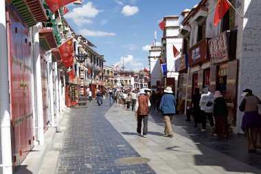 Lhasa City, Tibet, Çin 'deki Barkhor çevre yolu boyunca insanlar, binalar ve dükkanlar. Lhasa, Çin 'in Tibet Özerk Bölgesinin başkentidir..