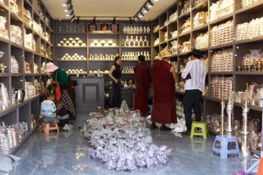 Budist keşişler ve Tibetliler, Çin 'in Tibet, Lhasa City' deki Barkhor çevre yolu üzerindeki bir dükkanda. Lhasa, Çin 'in Tibet Özerk Bölgesinin başkentidir..