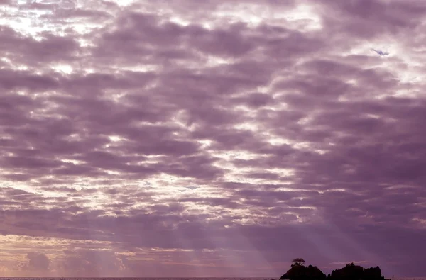 Облака и закат над морем — стоковое фото