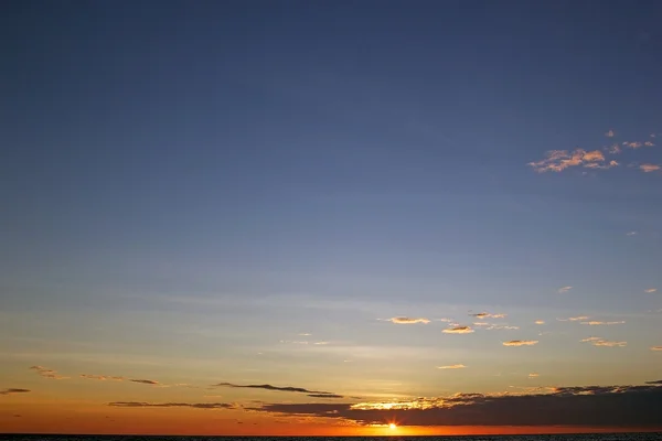 Wolkenlandschaft und Sonnenuntergang über dem Meer — Stockfoto