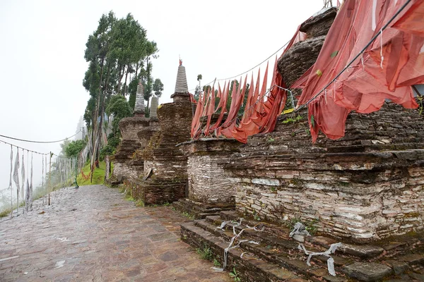 Chorten and prayer flags at the Sanghak Choeling Monastery, Sikkim, India — Stockfoto