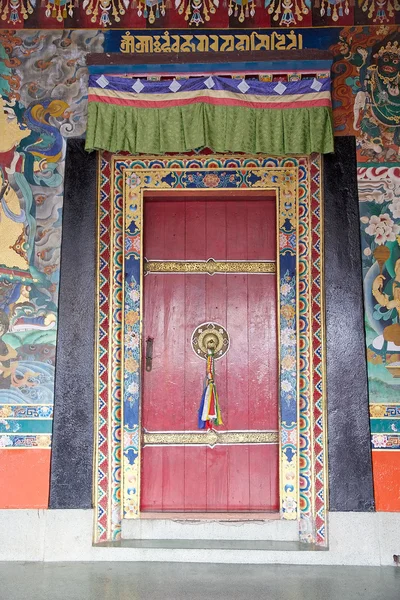 Puerta en el Monasterio Rumtek, Sikkim, India —  Fotos de Stock