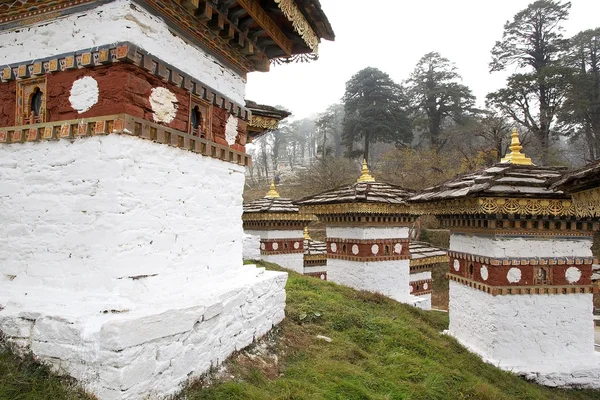 Chortens au col de Dochula, Bhoutan — Photo