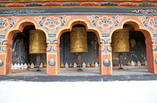 Gebed wielen op het Chimi Lhakang klooster, Punakha, Bhutan — Stockfoto