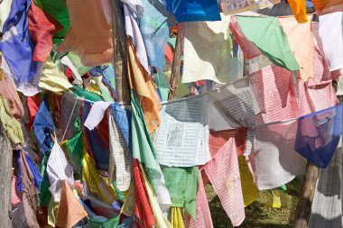 Dua bayraklar Yutong La geçmek, Bhutan