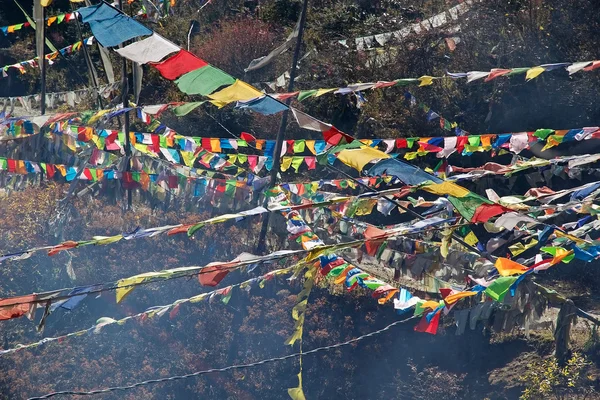 在宇通拉传递，不丹的经幡 — 图库照片